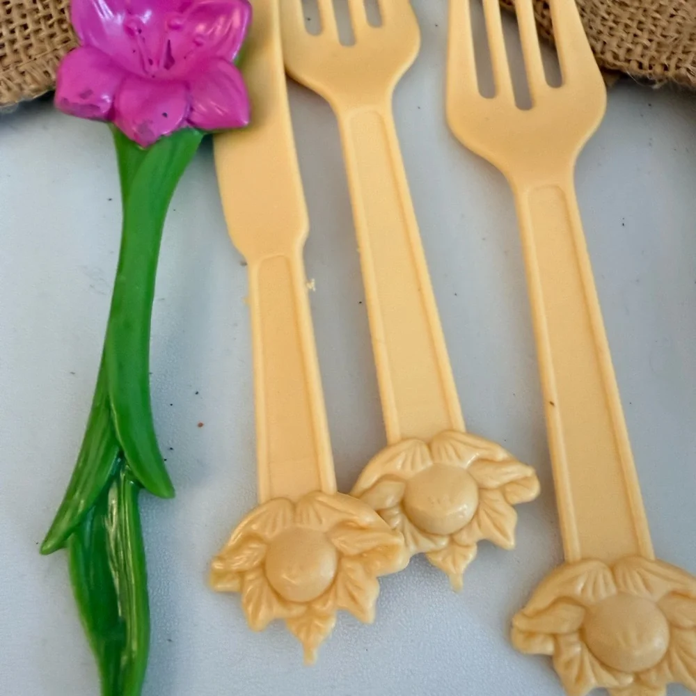 Vintage Fisher Price Fun W/ Food Replacement Cups Forks Knife Cabbage Patch Kids